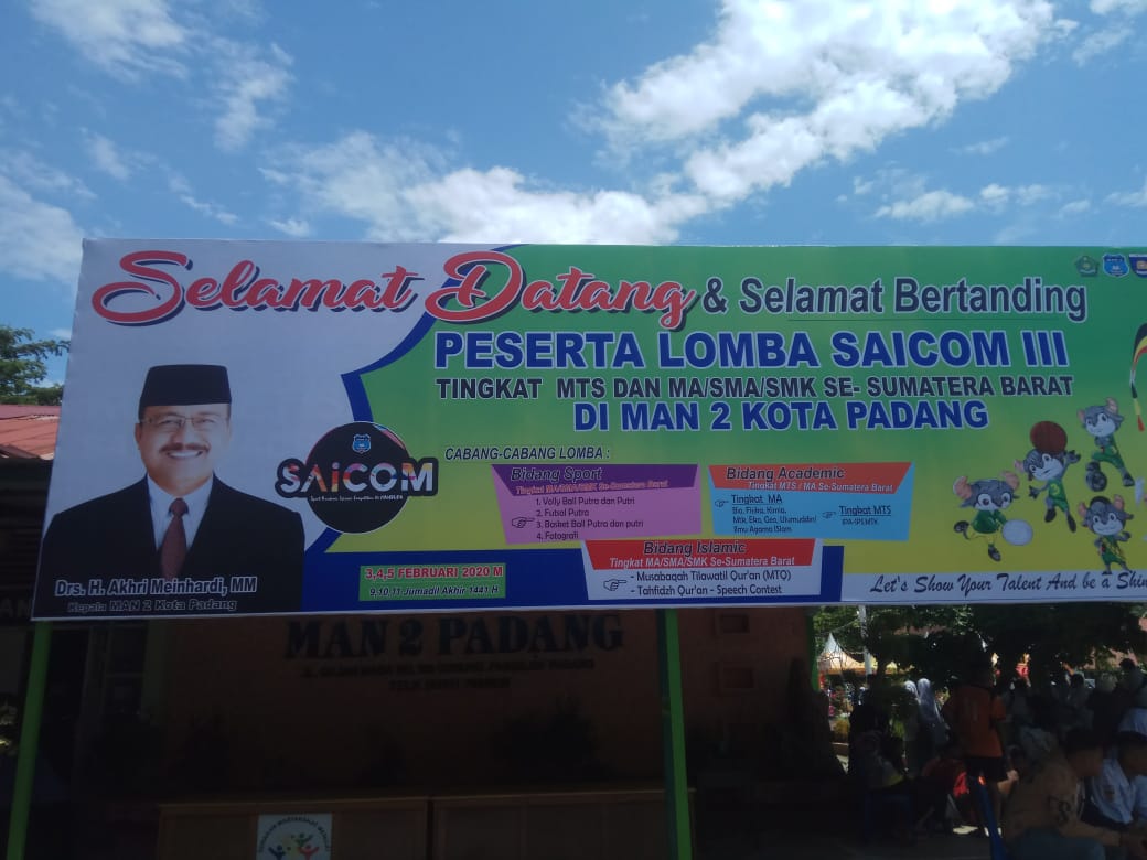 Peserta SAICOM III di MAN 2 Kota Padang disambut baliho megah di sekolah tersebut