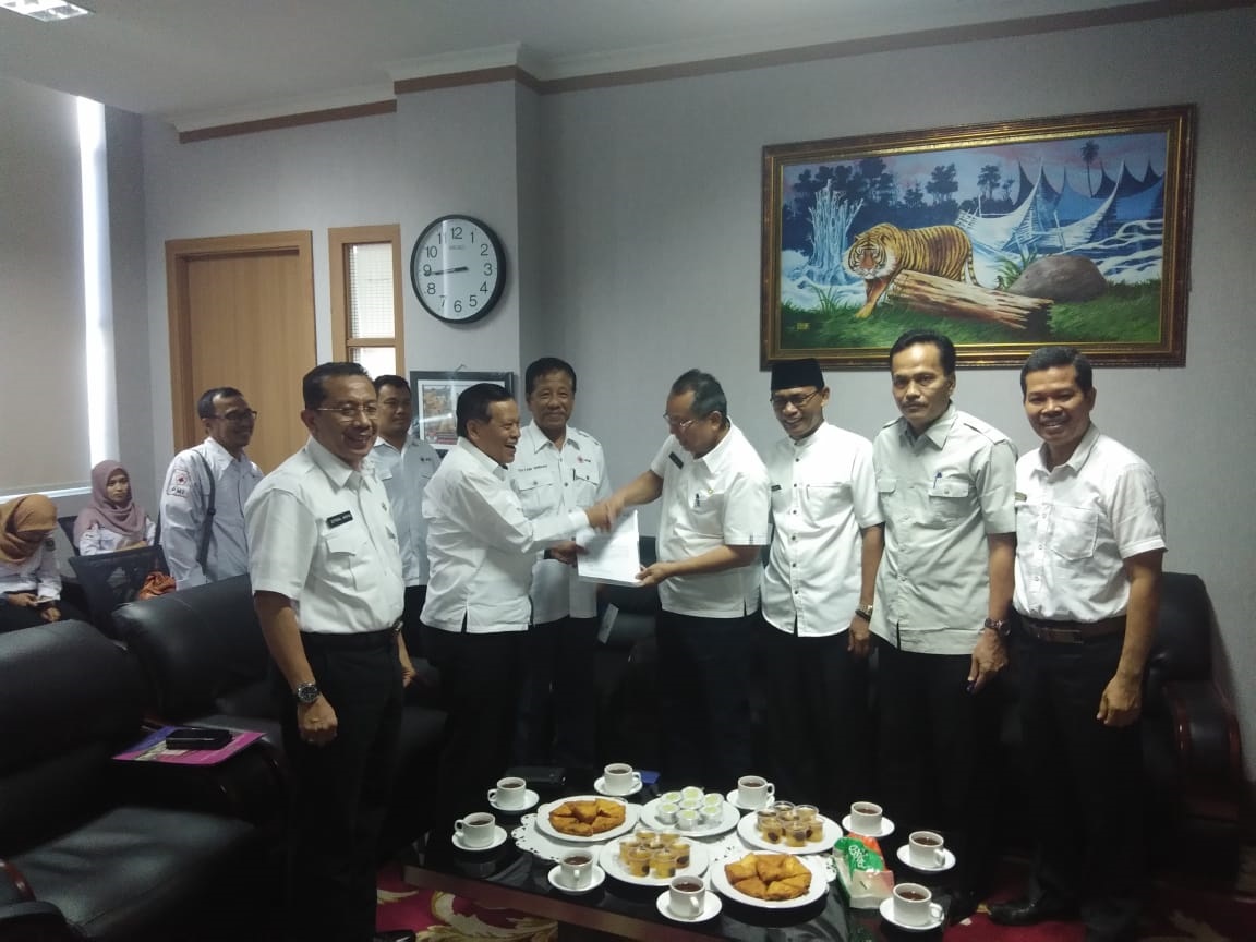 Ketua PMI Sumbar Aristo Munandar menyerahkan dokumen permohonan dana hibah kepada Sekdaprov Sumbar, Alwis