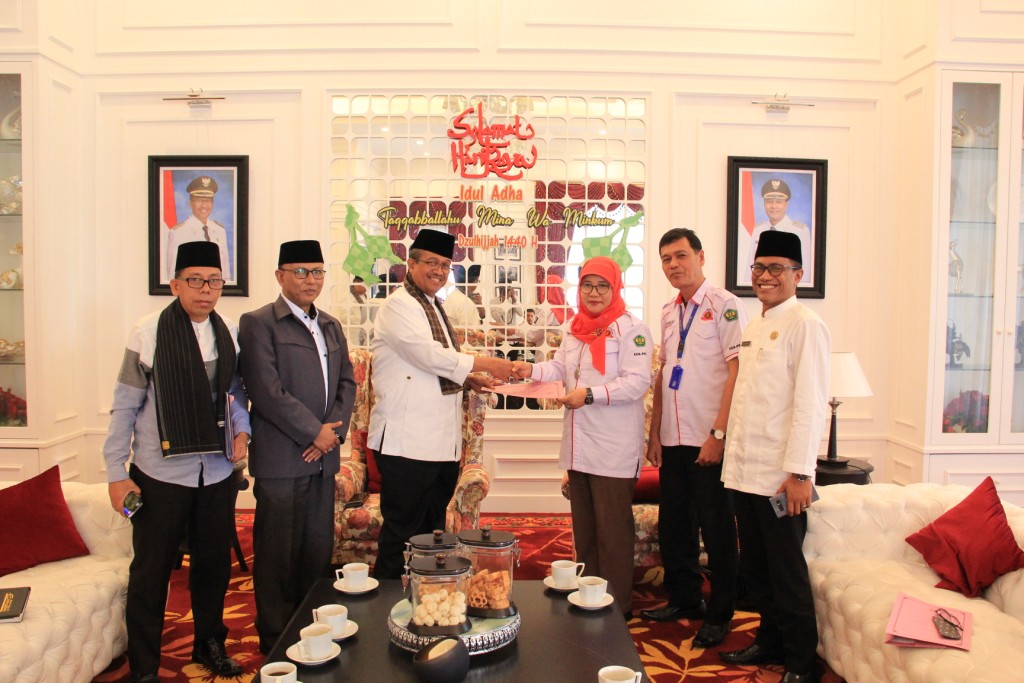 Bupati Solok Gusmal ketika beraudiensi dengan Ketua Tim KKN Bung Hatta.