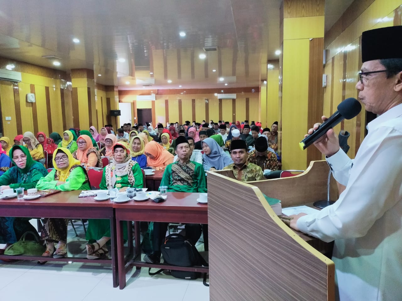 Edy Hasmi saat membuka Rakor Lembaga Adat Padang