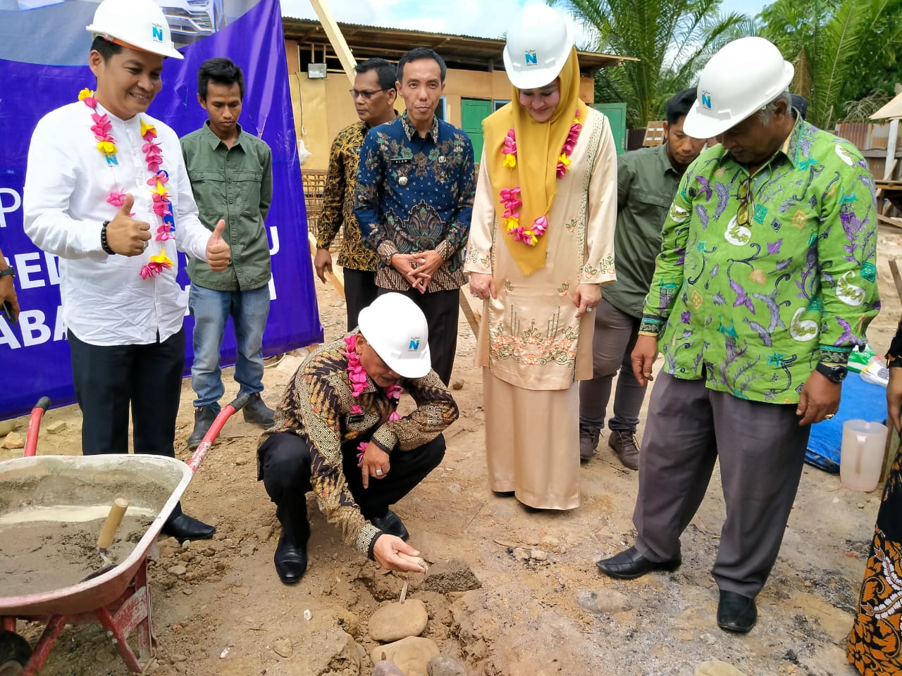Pemasangan batu pertama pembangunan bank nagari di Tapan oleh bupati Hendrajoni