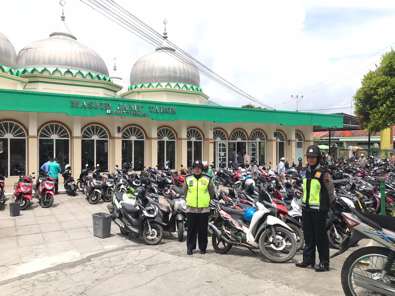 Polwan dari Polres Bukittinggi saat menjalankan tugas mengamankan lingkungan masjid ketika shalat Jumat