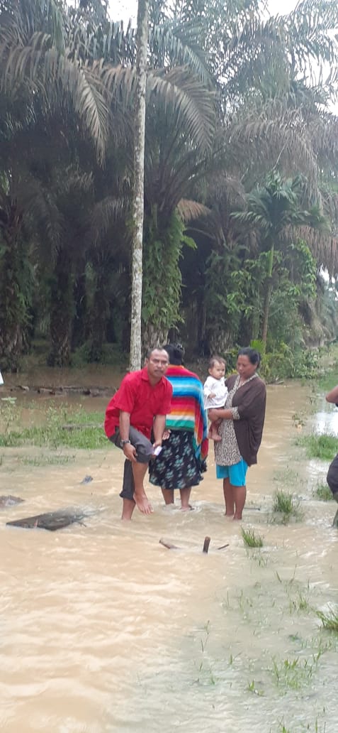 Ketua DPRD Dharmasraya Pariyanto menyingsingkan celana untuk membantu warga terdampak banjir