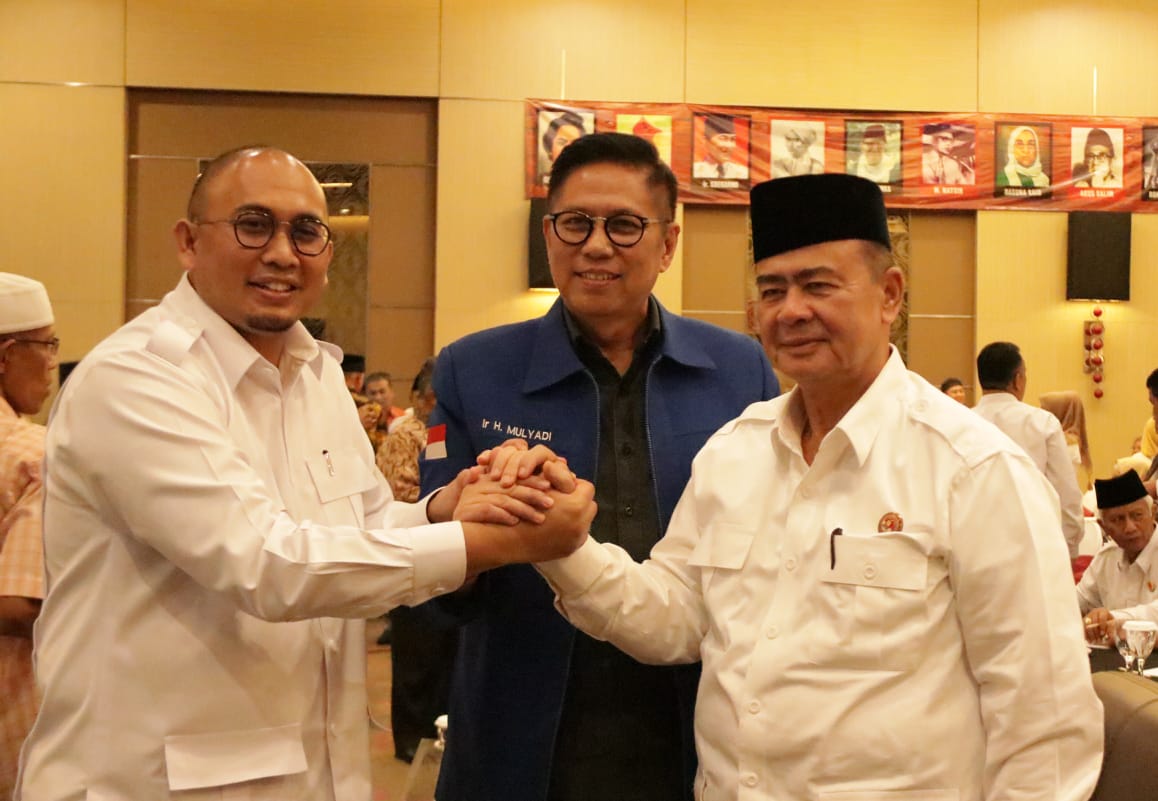 Salam kompak, Mulyadi di tengah politisi Gerindra Andre Rosiade dan Nasrul Abit
