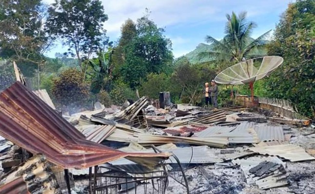Sebuah rumah di Padang Lowe, Nagari Baruah Gunuang, Limapuluh Kota hangus terbakar