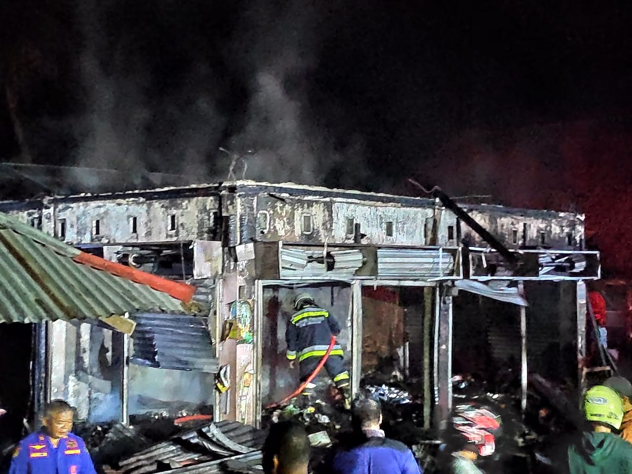 Enam petak kios yang terbakar di Pasar Sumani tinggal puing