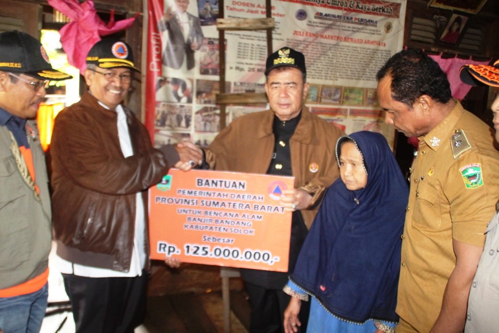 Bupati Gusmal menerima bantuan banjir dari Wagub Nasrul Abit