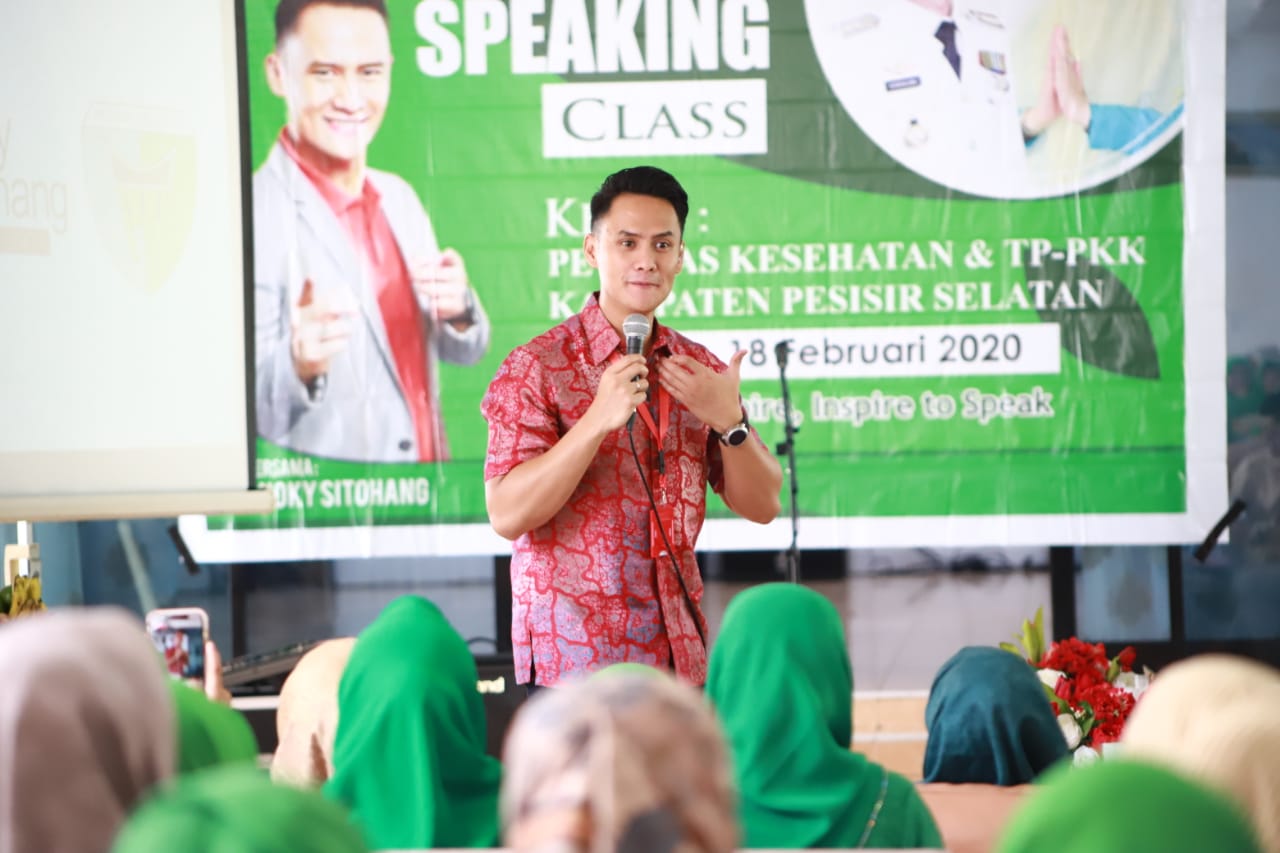 Coki Sitohang tampil sebagai pembicara dalam seminar Peningkatan Kapasitas Public Speaking, Selasa, (18/2/2020 )