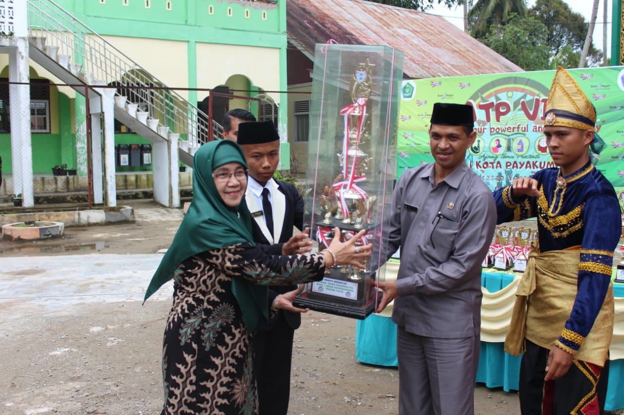 Penyerahan piala bergilir pada Ajang Temu Prestasi VII antar siswa SMP/MTs sederajat se-kota Payakumbuh dan Kabupaten Limapuluh Kota