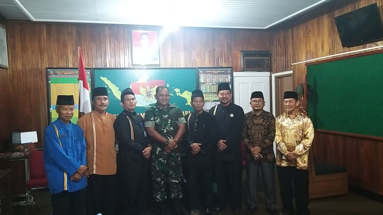 Ketua LKAAM dan pengurus lainnya foto bersama dengan DANDIM 0310/SSD di ruang Dandim di Muaro Sijunjung