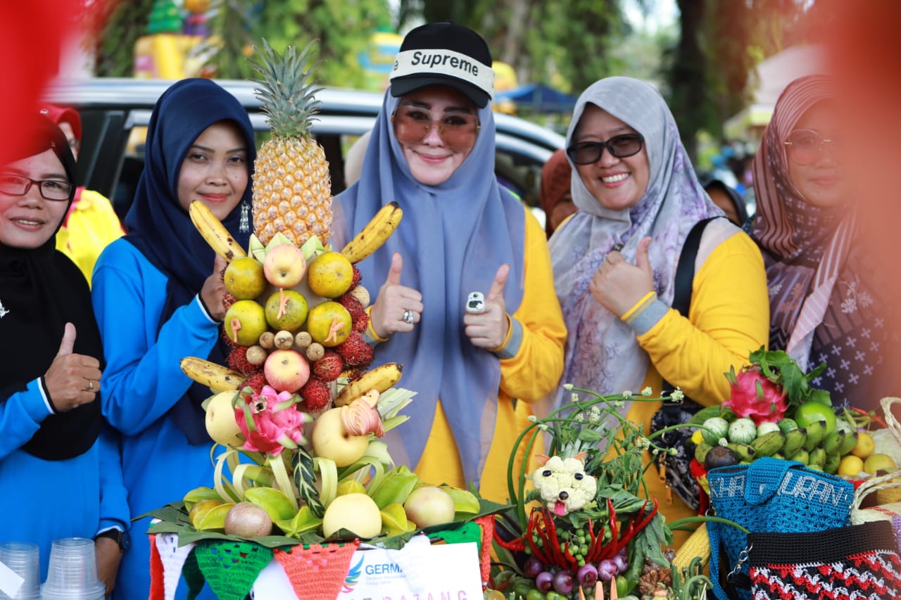 Ketua TP PKK setempat, Lisda Hendrajoni mengajak ibu rumah tangga yang hadir memperhatikan pemenuhan gizi anak dan keluarga.