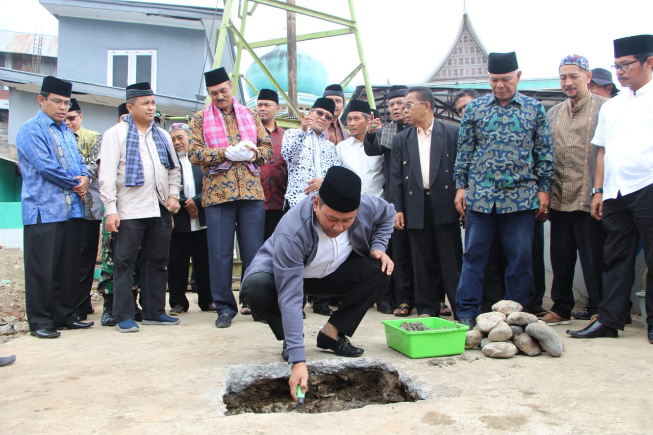 Walikota Bukittinggi Ramlan Nurmatias melakukan peletakkan batu pertama pembangunan Mini Market sebagai usaha ekonomi masjid Jami Birugo