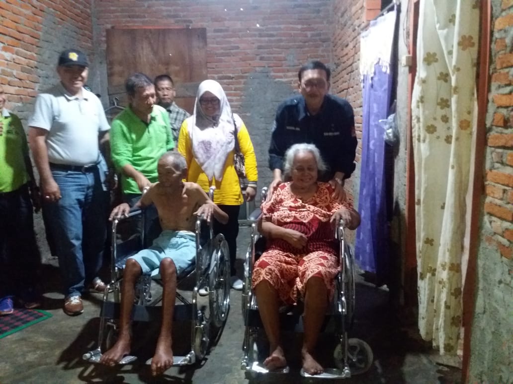 Pasangan suami istri Sukirman dan Sudarmi bersama Bupati Hendrajoni dan Camat Lunang Lyonica Ventira.