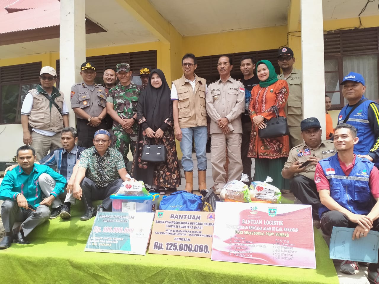 Gubernur IP saat penyerahan bantuan banjir di Muaro Sungai Lolo