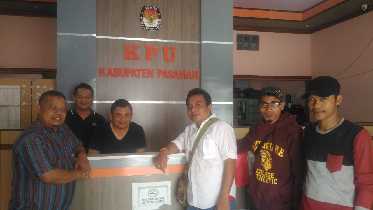 Rulli Firmansyah dkk (L.O Antoni-Rahmat Setia) datangi KPU Pasaman (23/2)