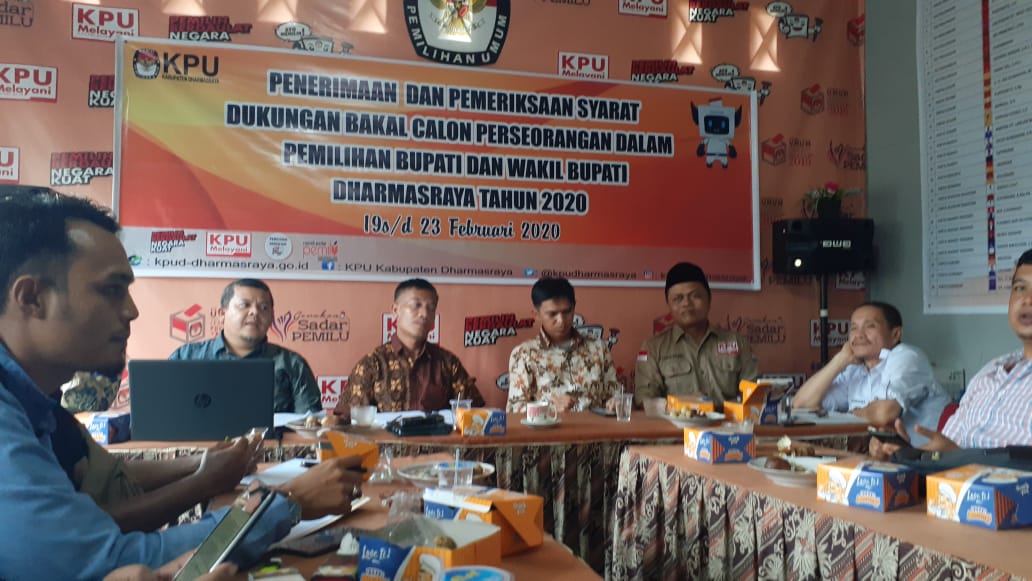 Ketua KPU Kabupaten Dharmasraya didampingi Komisioner lainnya saat menetapkan tahapan pendaftaran calon perseorangan/independen