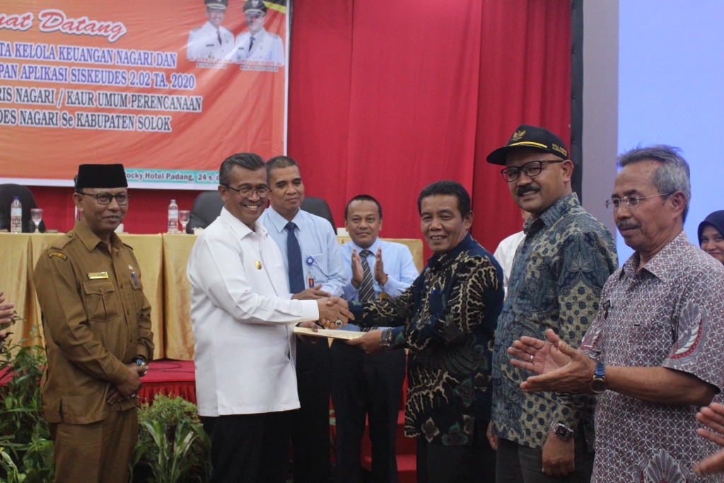 Bupati Gusmal menyerahkan penghargaan kepada sejumlah wali nagari.