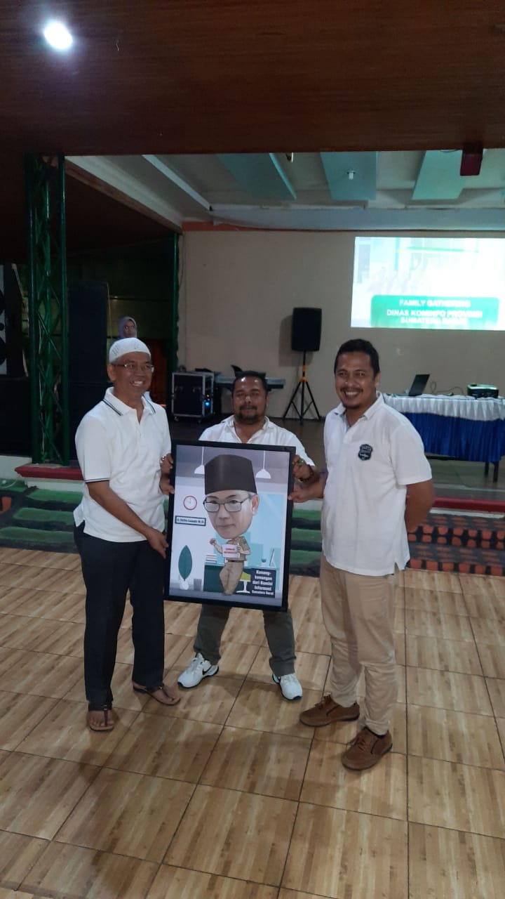 Ketua Komisi Informasi Sumbar, Nofal Wiska menyerahkan bingkisan kepada Kadis Kominfo Sumbar, Yeflin Luandri, yang mengambil masa pensiun lebih cepat 1 tahun. Foto dok kisb, Jumat, 28/2/2020.
