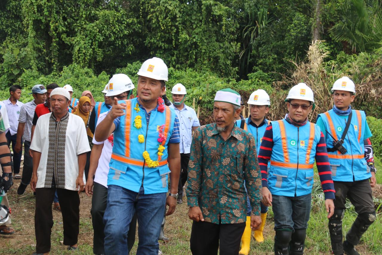 GM PLN UIW Sumbar Bambang Dwiyanto bersama jajaran di Pulai Sikakap Mentawai