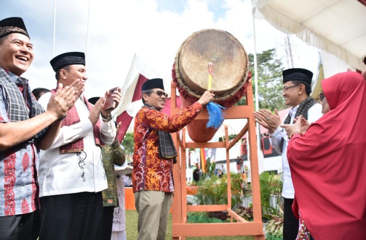 Pembukaan MTQ Nasional ke 39 tingkat Kab Agam ditandai dengan pemukulan bedug oleh Gubernur Sumbar Irwan Prayitno, Sabtu (7/3)