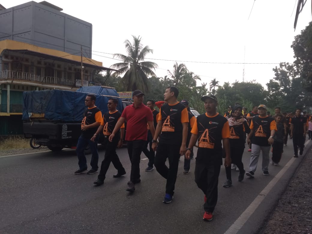 Jalan santai dalam rangka sosialisasi Pilkada badunsanak di Dharmasraya