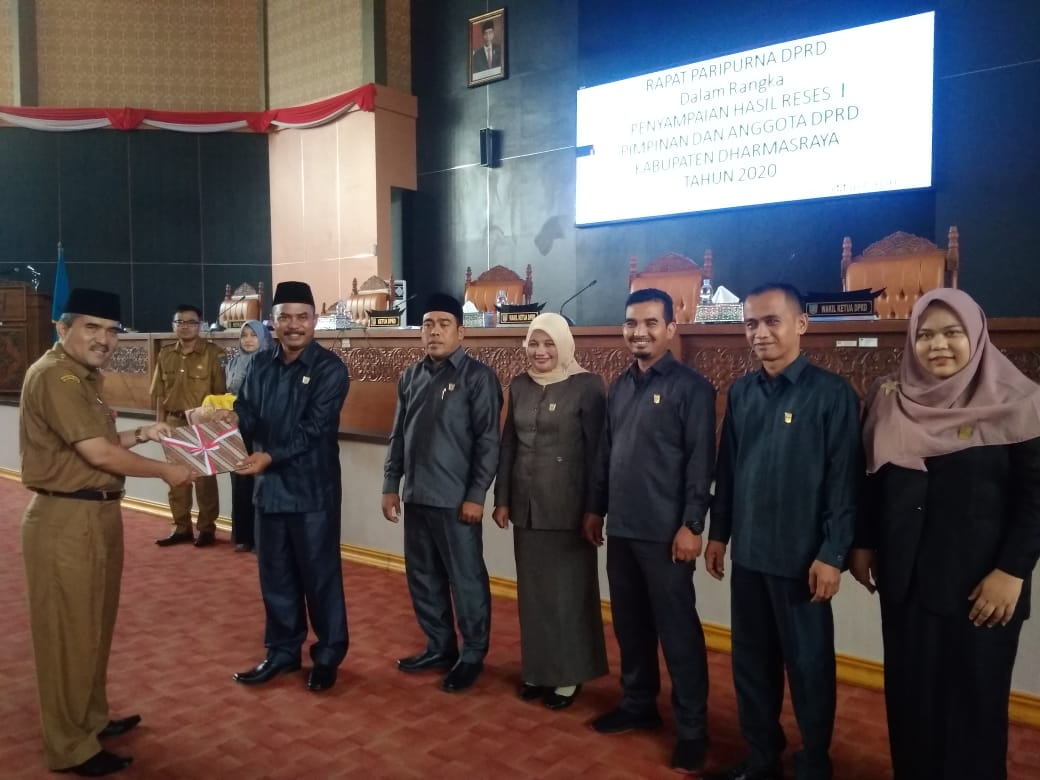 Ketua DPRD Dharmasraya menyerahkan dokumen hasil reses