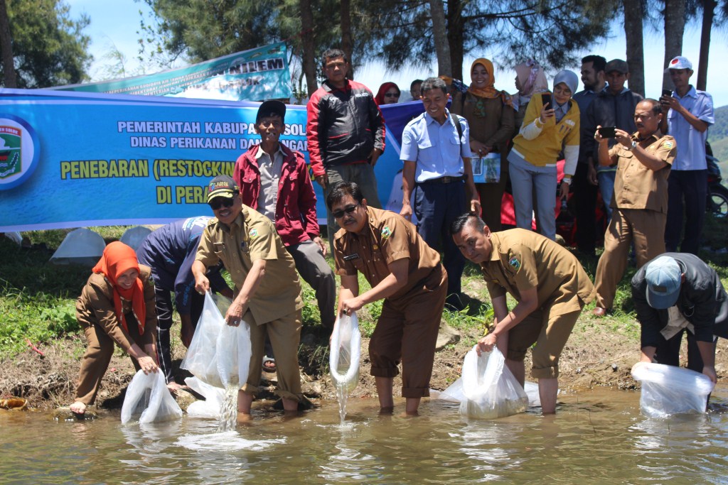 Penebaran bibit ikan di Danau Diatas