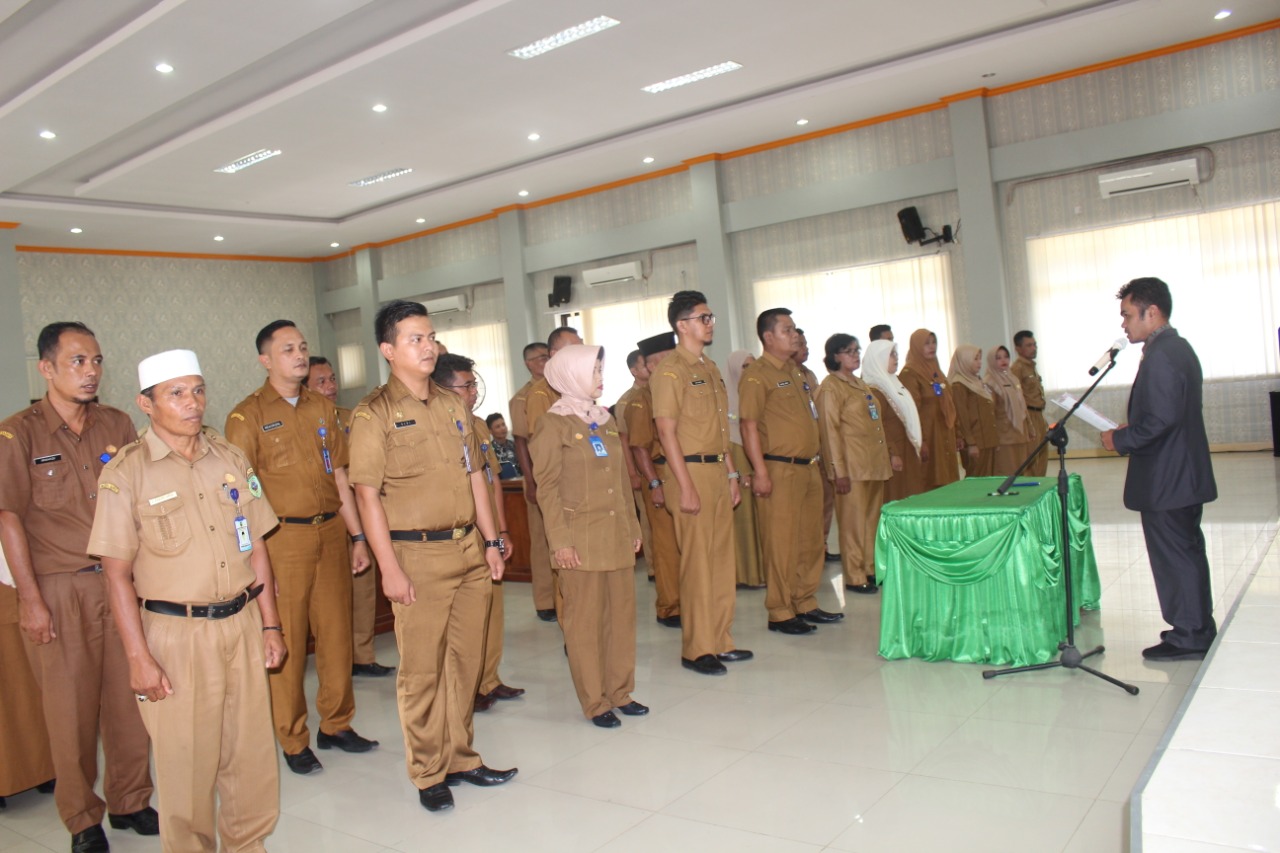 Ketua KPU Pasaman, Rodi Andermi melantik Sekretariat PPK