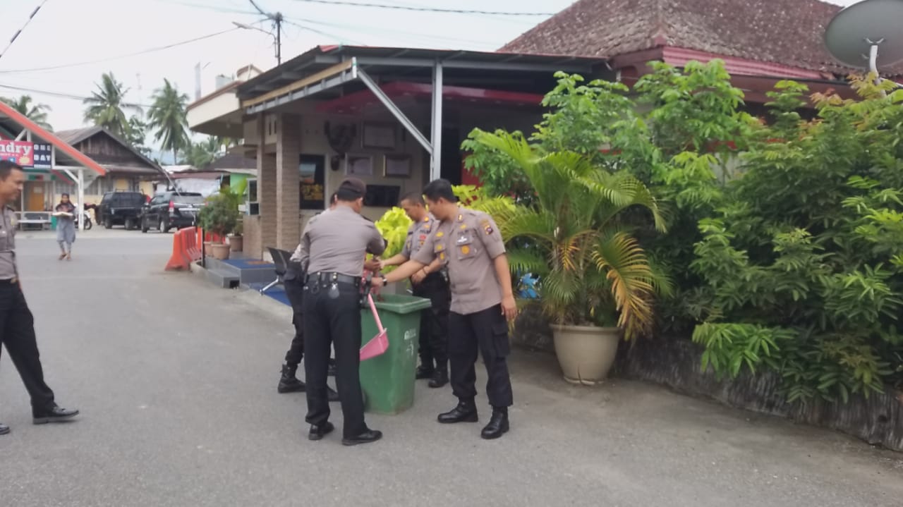 Kapolres Solok Kota AKBP Ferry Suwandi tengah lakukan aksi bersih-bersih
