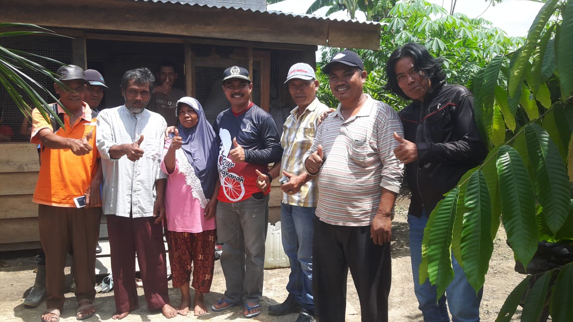 Ketua DPRD Dharmasraya Pariyanto bersama warga Kampung Jao