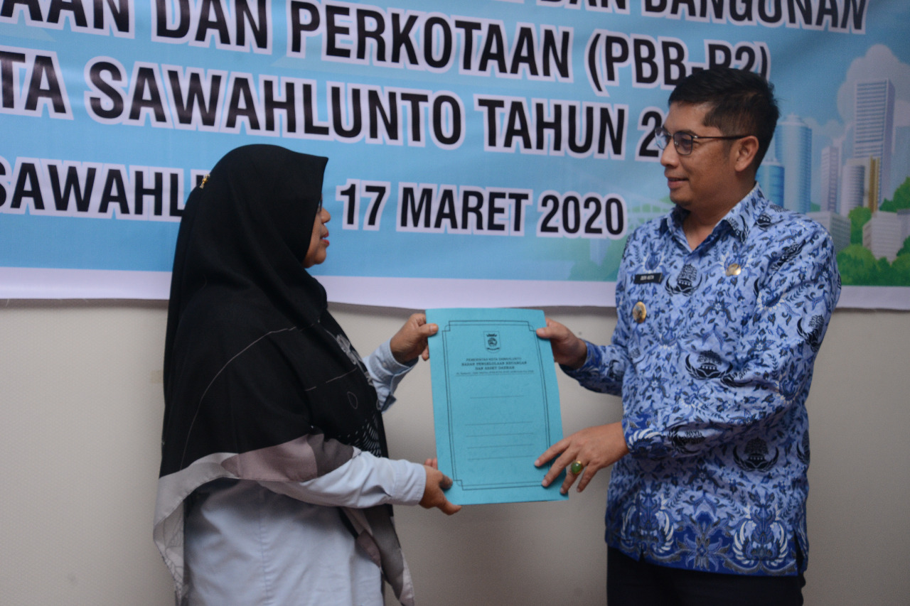 Walikota Sawahlunto, Deri Asta, menyerahkan SPPT - PBB kepada semua Kepala Desa/Lurah untuk diteruskan ke wajib pajak, Selasa (17/3/2020).