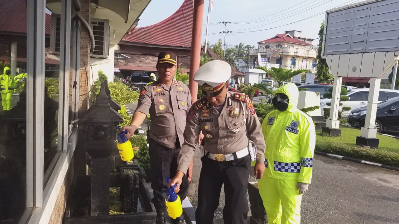 Penyemprotan disinfektan di Mapolres Solok Kota