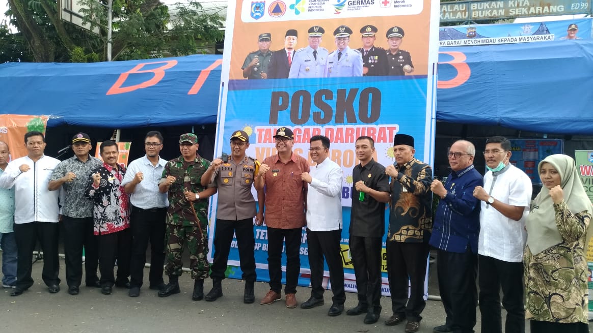 Walikota Riza Falepi dan pejabat Forkopimda di depan Posko Tanggap Darurat Covid-19 Payakumbuh