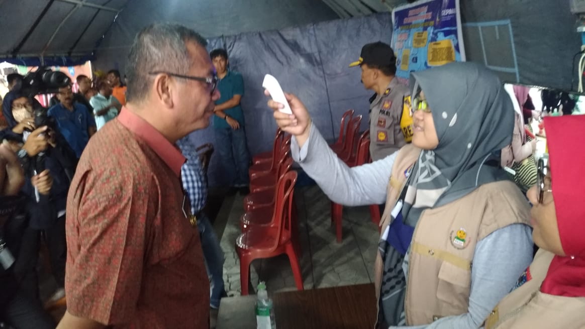 Wako Payakumbuh saat tes suhu tubuh