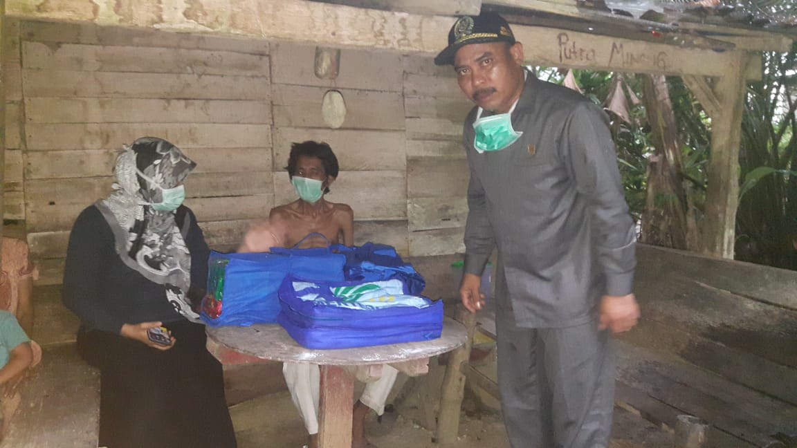 Ketua DPRD Dharmasraya Pariyanto, SH serahkan selimut dan bahan makanan kepada keluarga kurang mampu