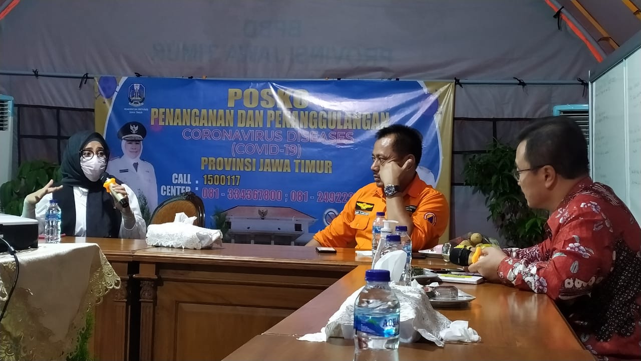 Senator Evi Zainal Abidin (kiri, pakai masker)