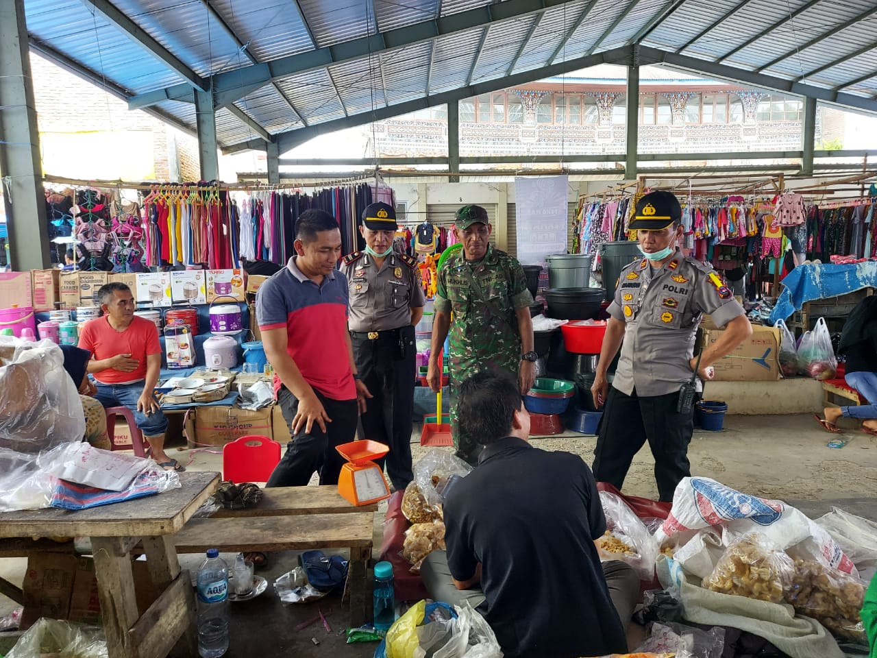 Kapolsek dan Danramil sosialisasi Covid-19 di Pasar Sungayang