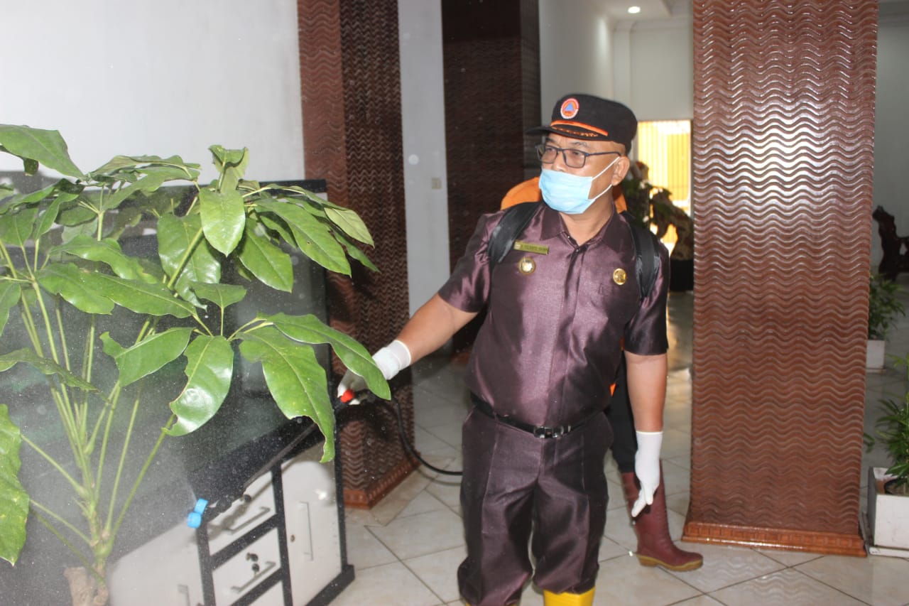 Penyemprotan disinfektan di Pasbar