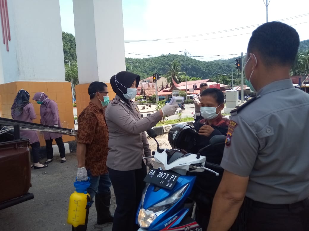 Pemeriksaan Covit-19 di batas kota bagi warga yang akan memasuki kota Sawahlunto, Jumat (27/3/2020).