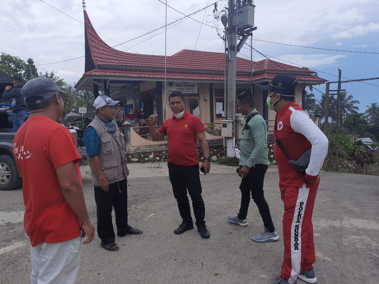 Jon Firman Pandu dengan sejumlah warga Linau Lunggo