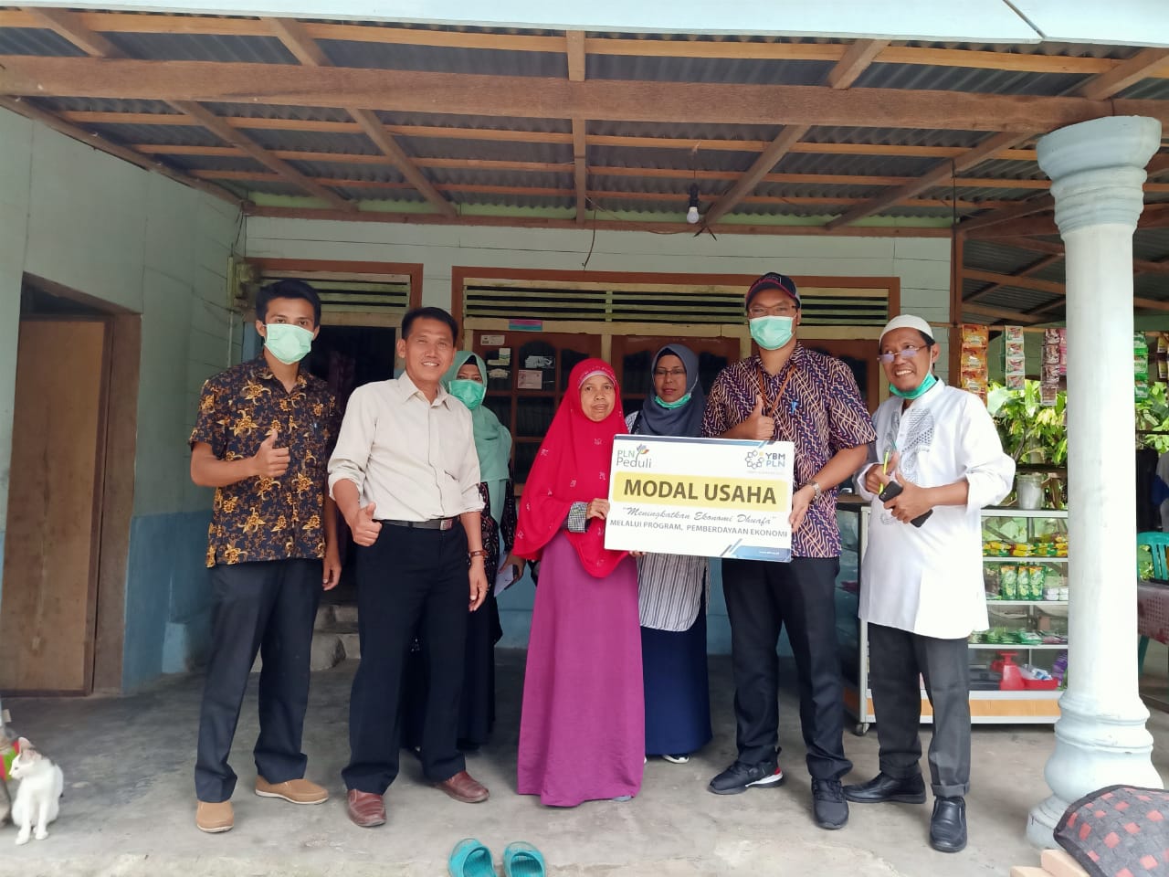 YBM PLN beri bantuan pada warga di Kayu Tanam