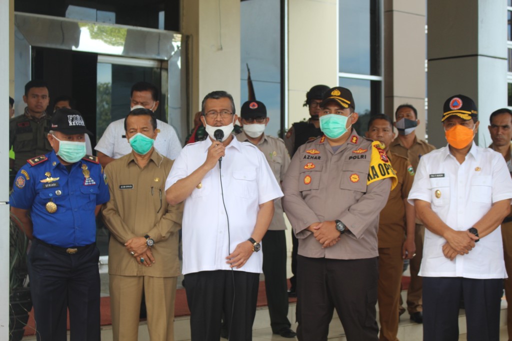 Bupati Solok Gusmal ketika melepas Tim Penyemprotan