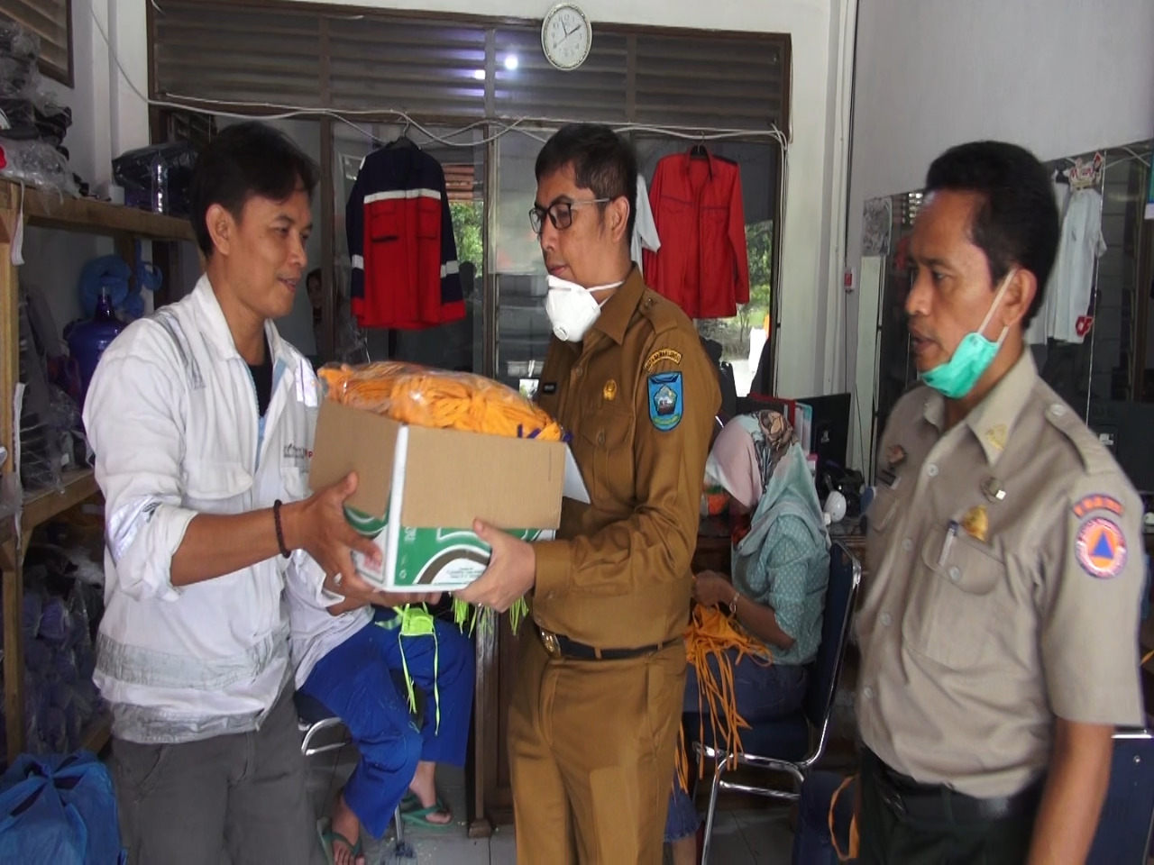 Wako Deri Asta saat menerima sumbangan APD dari CSR. PT Asiaco Batamindo
