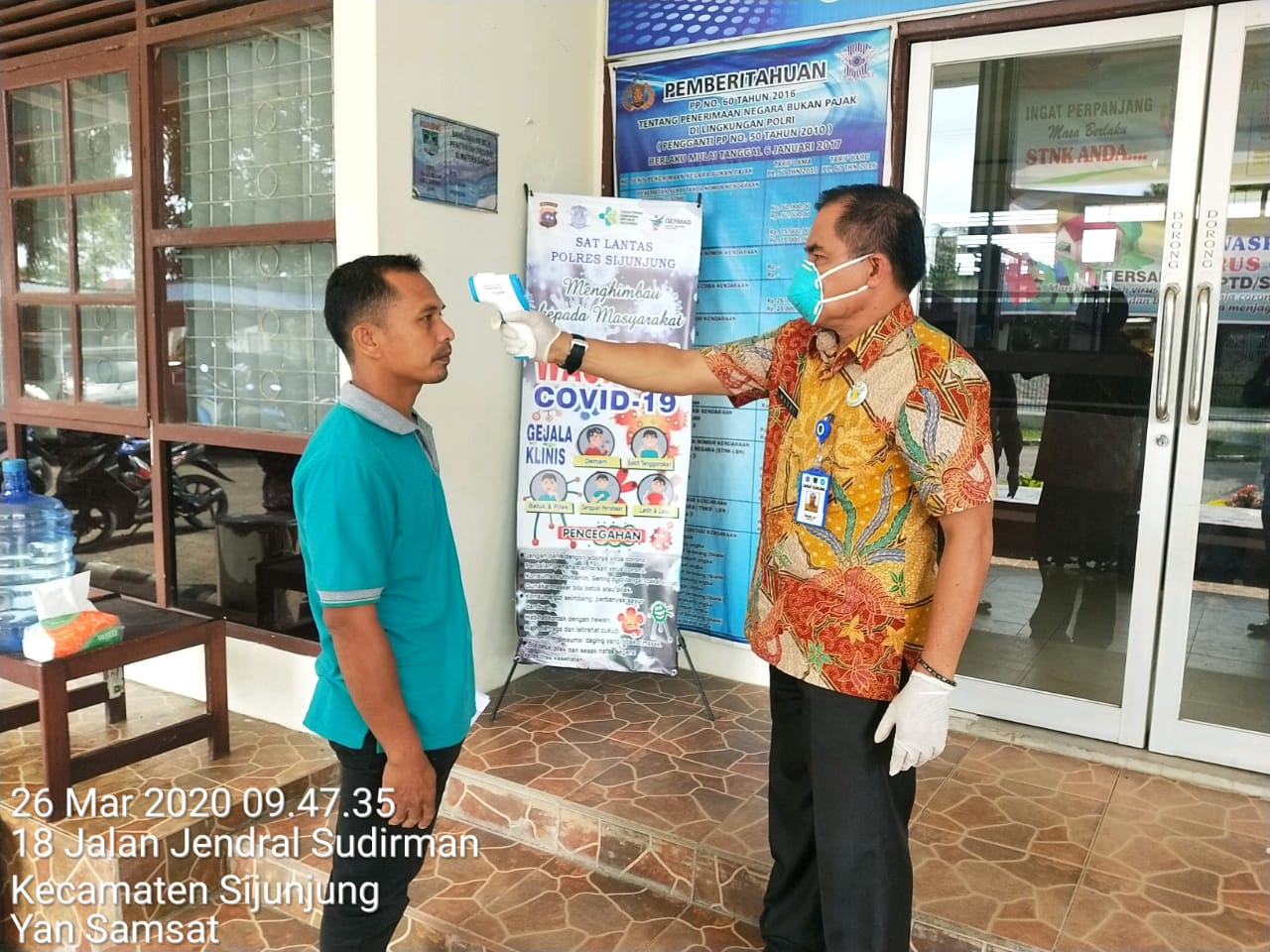 Setiap orang yang berurusan di Samsat Sijunjung dicek suhu badan