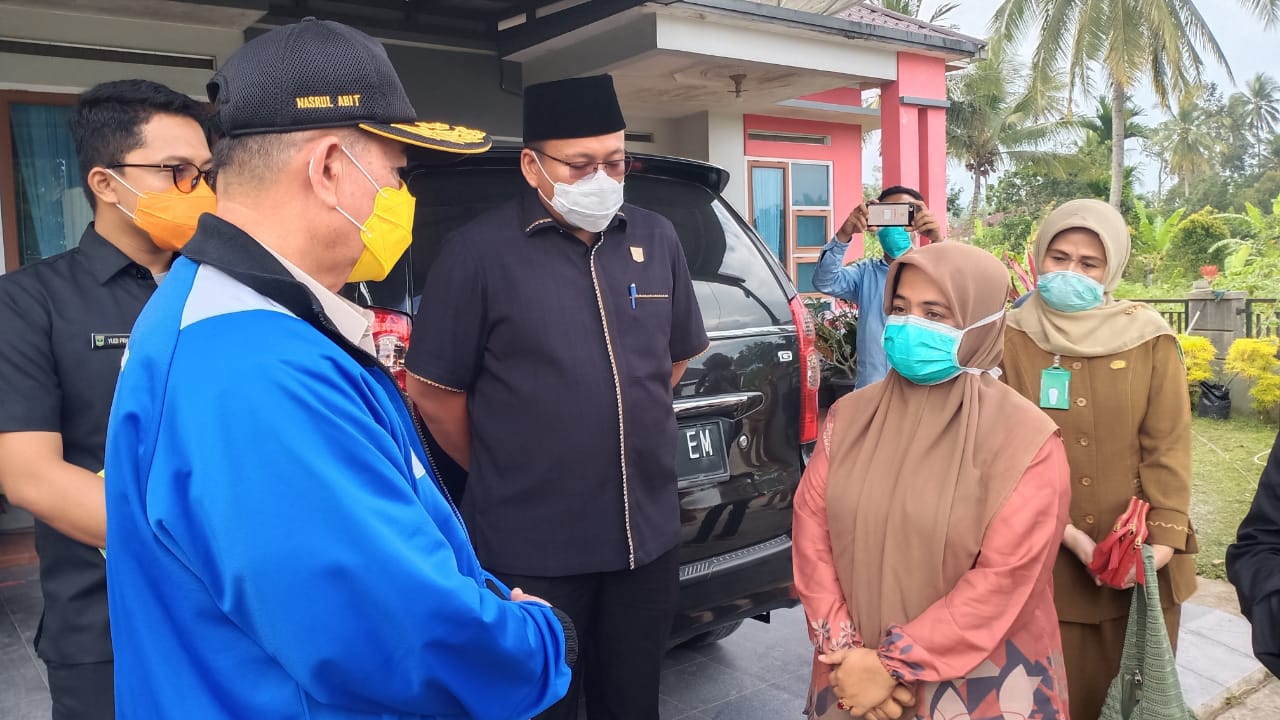 Perempuan berinisial ITD, berusia 40 thn yang sudah sembuh dari Covid-19, sedang berdialog dengan Wagub Nasrul Abit, Selasa (7/4/2020) di Tanah Datar. 