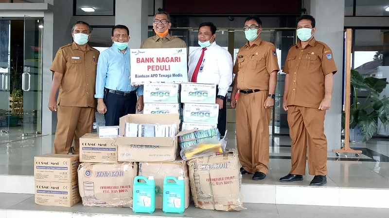 Kepala Cabang Bank Nagari Payakumbuh Hafid Dauli bersama Walikota Payakumbuh dan sejumlah pejabat Pemko saat menyerahkan bantuan di Balai Kota Payakumbuh