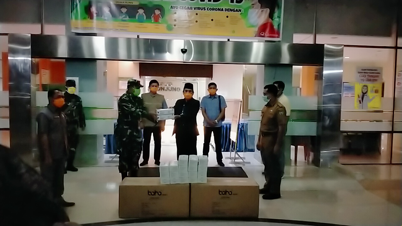 Dandim serahkan bantuan untuk Pemkab Sijunjung