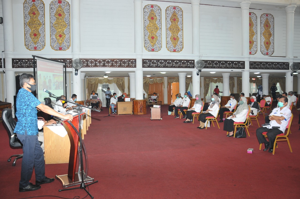 Gubernur Sumbar, Irwan Prayitno, saat rapat percepatan penanganan dan pencegahan covid-19 dengan IDI, Rabu (8/4/2020) di aula kantor gubernur.