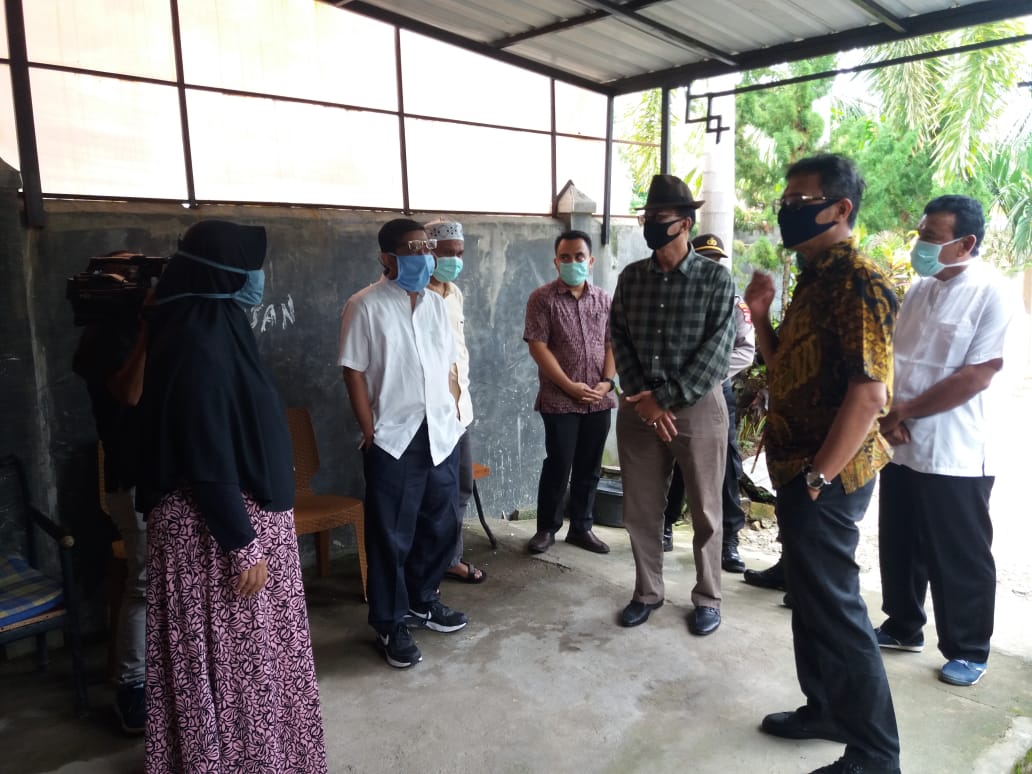 Pasien sembuh Covid-19, Aswiliarti (kiri) bersama gubernur dan bupati