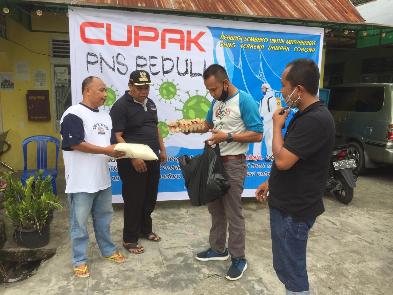 Penyerahan bantuan paket ASN Peduli Cupak kepada salah seorang sopir angkot yang terdampak wabah covid 19